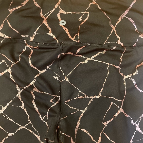 💜 5 for $25 or 3 for $18 Avia black & rose gold crack pattern leggings - Picture 7 of 8